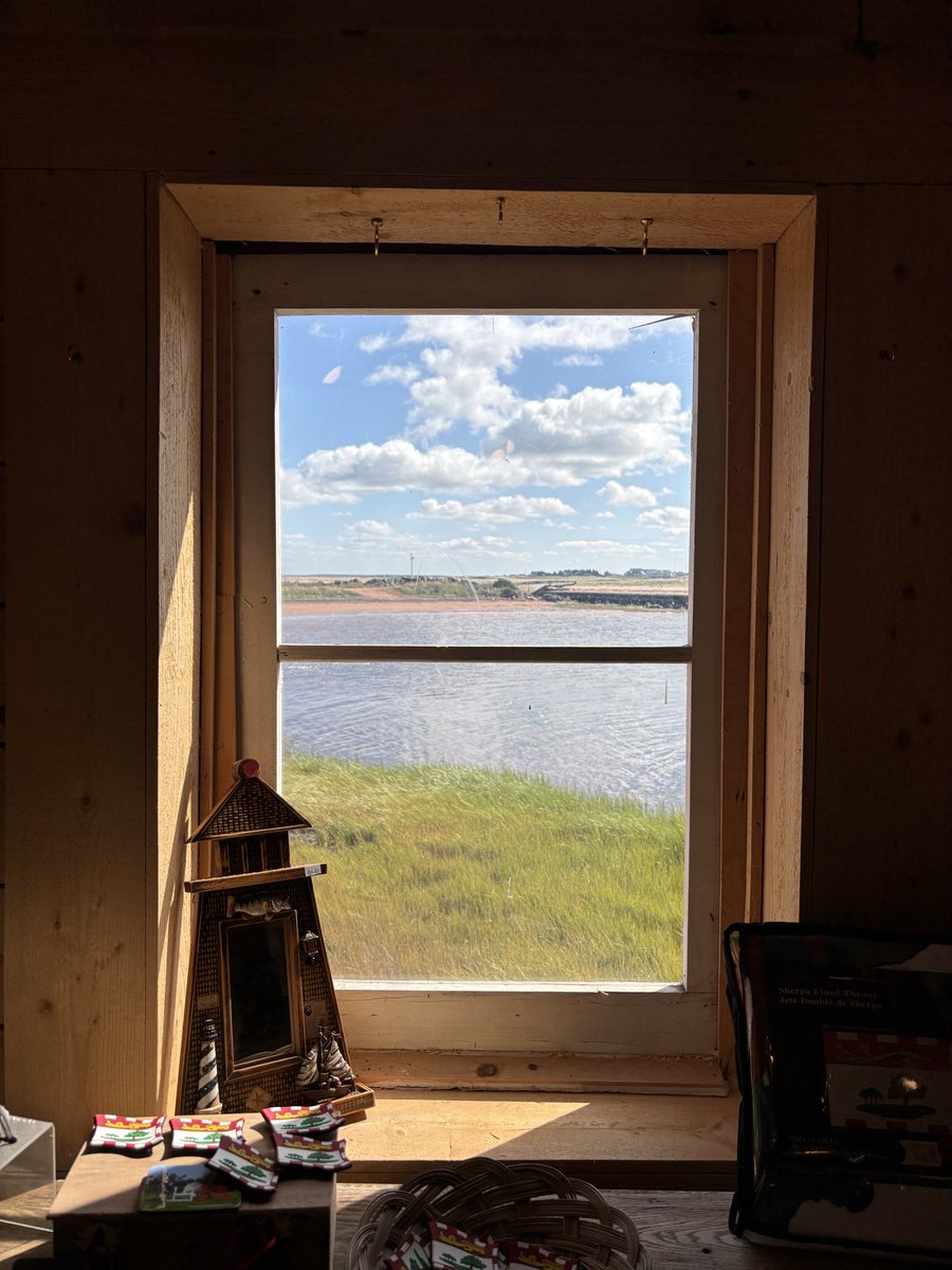 kokiku_shihoden's tweet photo. 窓から眺めるラスティコハーバー⚓️

本日のプリンスエドワード島は秋晴れです☀️

📍 North Rustico Harbour

#プリンスエドワード島 #窓 #秋 #海 https://t.co/bj5iY6ZGPL