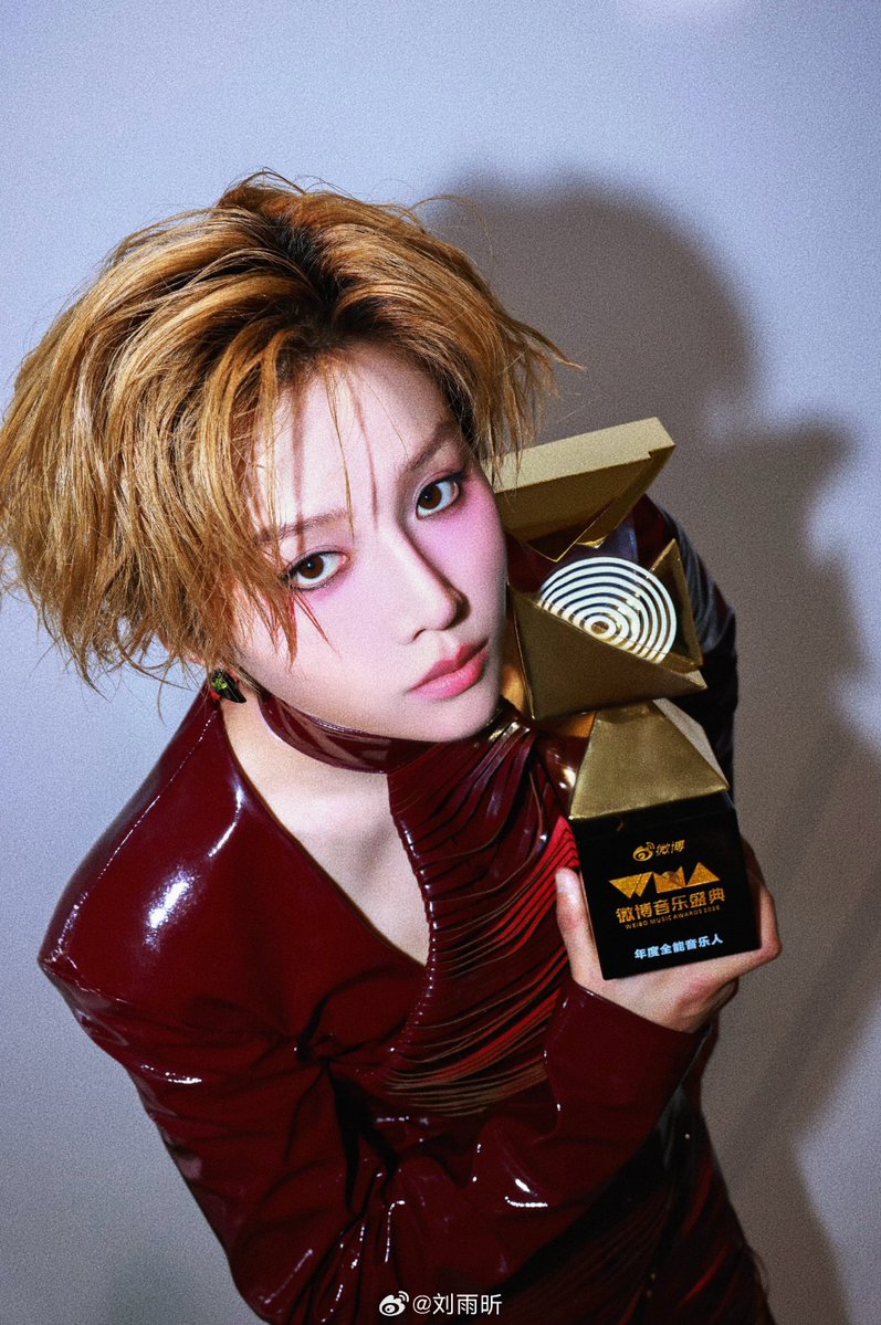 Crabby_PYS's tweet photo. 👑 Weibo Music Awards 2026 👑

🏆 All-Round Musician of The Year
『年度全能音乐人』
รางวัลศิลปินผู้มีความสามารถรอบด้านแห่งปี

Congrats 🎉 คว้ารางวัลใหม่มาได้อีกแล้วงับ “ #XINLiu จะยังคงมุ่งมั่นสร้างสรรค์ดินแดนในอุดมคติของตัวเองผ่านเสียงดนตรีต่อไป” 👤🎶

#XINLiuxWMA2026 #LiuYuxin https://t.co/oKkT9KW6jz
