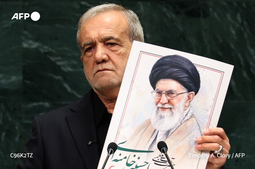 AFP's tweet photo. 🇺🇳 🗣️ 🇺🇸 🇮🇱 Iran's president struck a defiant tone at the UN on Wednesday where he spoke for the first time since Washington and Israel launched an all-out war on his country, vowing Tehran would never "bend at the knee" ➡️ https://t.co/3F7SnUw1tQ https://t.co/G7LHritSSt