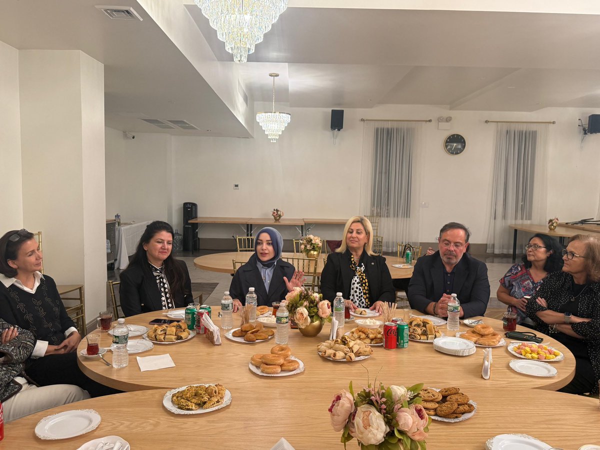 cigdemerdogantr's tweet photo. 📍Amerika Kırım Türkleri Kültür Merkezi

Amerika Birleşik Devletleri’ndeki programlarımız kapsamında Kırım Türkleri Kültür Merkezi’ni ziyaret ederek, Amerika Kırım Türkleri Derneği’nin faaliyetleri ve Kırım Tatar Türklerinin Amerika’daki çalışmaları üzerine değerlendirmelerde bulunduk.

Kırım Türklerinin Amerika’daki yaşamlarına, karşılaştıkları süreçlere ve gelecek nesillere aktardıkları kültürel mirasa ilişkin kıymetli sohbetlerini ve yaşam hikayelerini dinledik.

Dernek Başkanı Sayın Esma Resutova’ya misafirperverlikleri ve Kırım Türklerinin kültürünü yaşatma adına yürüttükleri değerli çalışmalar için teşekkür ediyor, başarılar diliyorum.