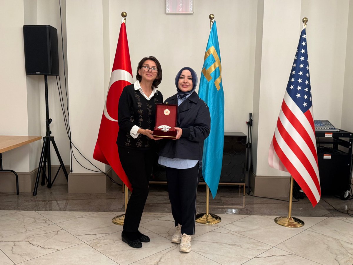 cigdemerdogantr's tweet photo. 📍Amerika Kırım Türkleri Kültür Merkezi

Amerika Birleşik Devletleri’ndeki programlarımız kapsamında Kırım Türkleri Kültür Merkezi’ni ziyaret ederek, Amerika Kırım Türkleri Derneği’nin faaliyetleri ve Kırım Tatar Türklerinin Amerika’daki çalışmaları üzerine değerlendirmelerde bulunduk.

Kırım Türklerinin Amerika’daki yaşamlarına, karşılaştıkları süreçlere ve gelecek nesillere aktardıkları kültürel mirasa ilişkin kıymetli sohbetlerini ve yaşam hikayelerini dinledik.

Dernek Başkanı Sayın Esma Resutova’ya misafirperverlikleri ve Kırım Türklerinin kültürünü yaşatma adına yürüttükleri değerli çalışmalar için teşekkür ediyor, başarılar diliyorum.