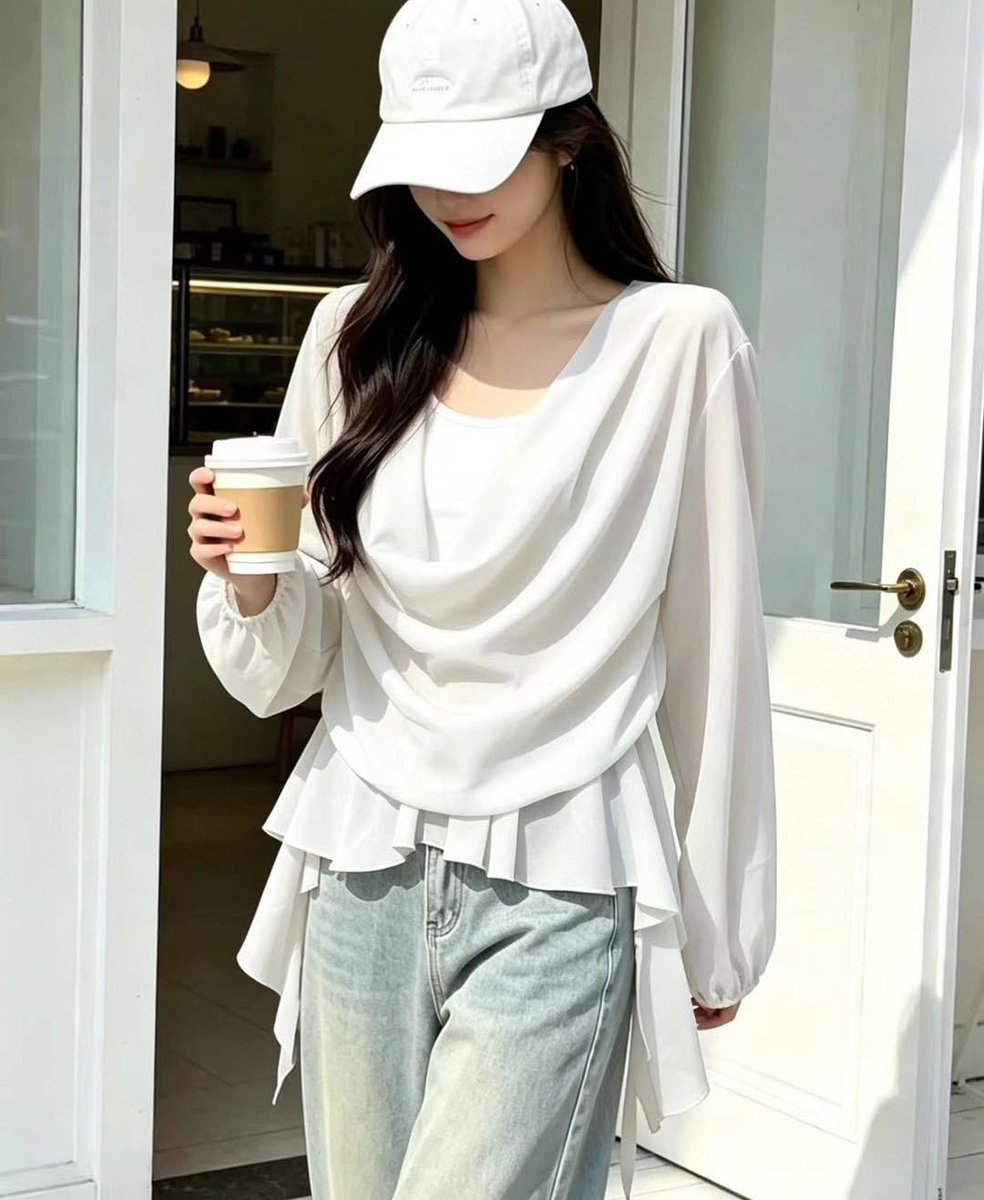 RobertaMalslom's tweet photo. Effortlessly stylish ✨ 
This top features a unique design 🤍 
Asymmetrical hem and layered-look design 💕 
Simple to wear, yet instantly chic 
Looks like two pieces, but it’s actually one💕 
Pairs perfectly with jeans 
The asymmetrical design adds https://t.co/GiXFgmyrON