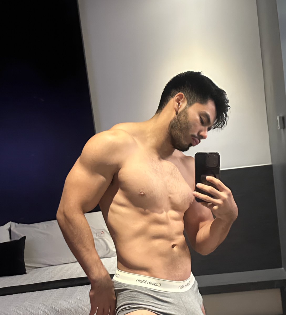 Mossmoviesjo's tweet photo. Jorge Cárdenas, three rooms.
Bathroom mirror: back to the glass, CK waistband, phone up. That is the check.... https://t.co/HqKQsHkrQ9