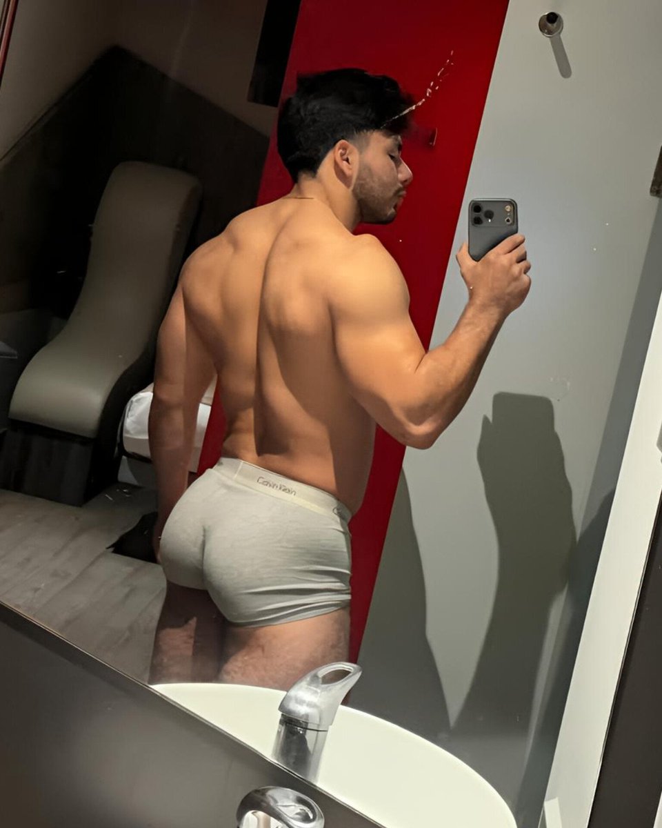 Mossmoviesjo's tweet photo. Jorge Cárdenas, three rooms.
Bathroom mirror: back to the glass, CK waistband, phone up. That is the check.... https://t.co/HqKQsHkrQ9