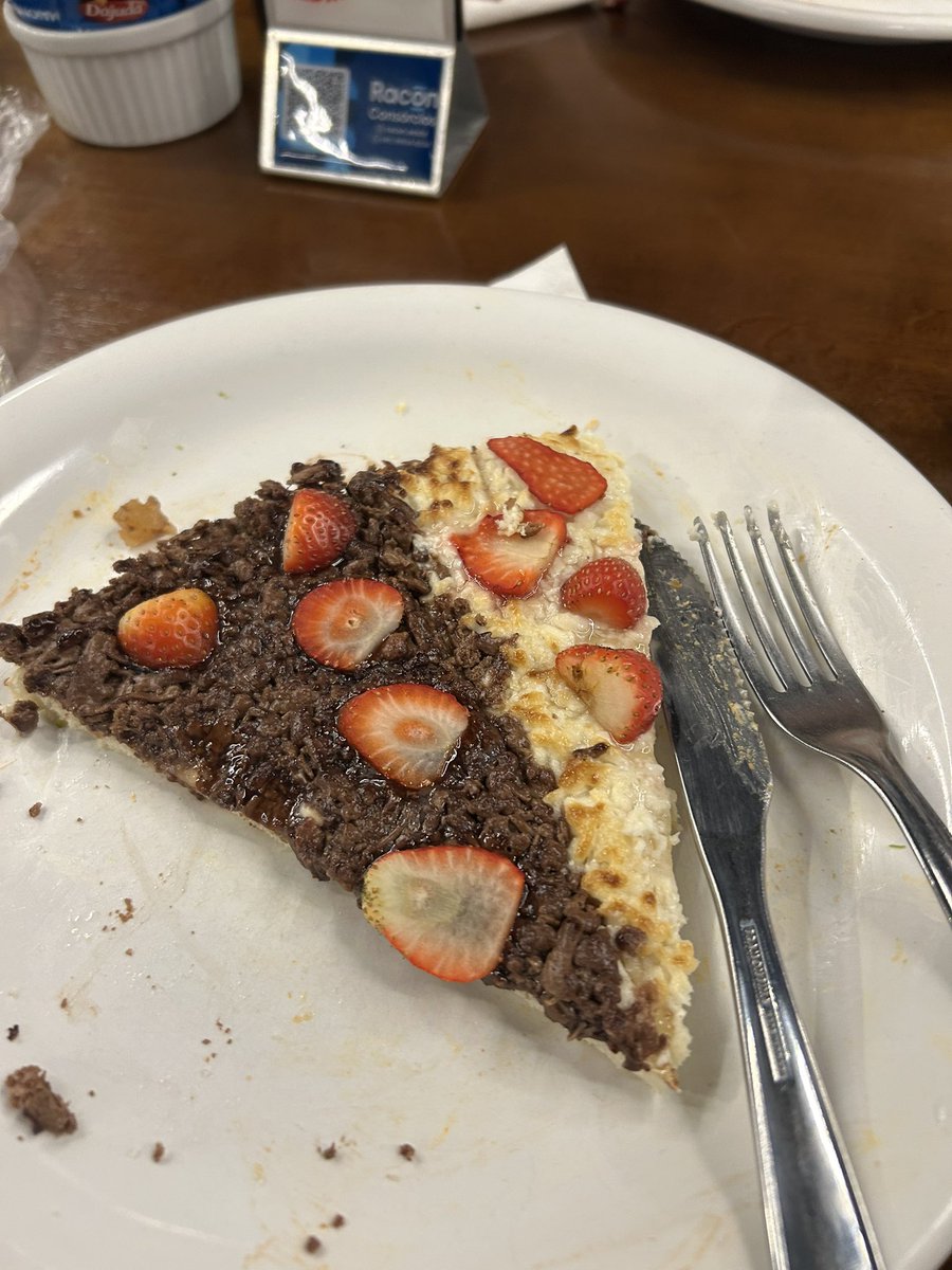 dudsazp's tweet photo. Sábado na pizzaria: 
-pizza de sensação?alguém?
-eu aqui!
-branco ou preto?
- …
-os dois então https://t.co/KNGi4Xh8HX