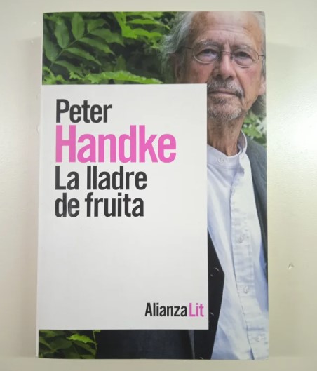 interllibres's tweet photo. La lladre de fruita | Peter Handke | 5 €

Peter Handke ha estat el guanyador del Premi Nobel de literatura de l'any 2019.

+ informació: https://t.co/ZcOYXNBJ4N

#llibres #llibre #literatura #novela https://t.co/wHKZcCPUM1