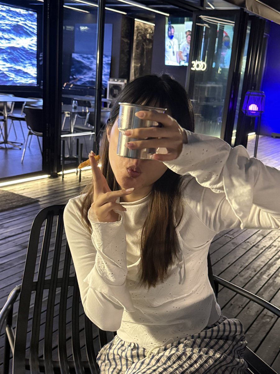 Uwebdiary's tweet photo. 又出来喝酒啦！哈哈哈哈 https://t.co/bcc3lH5uap