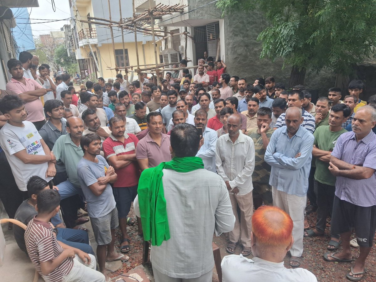 ShishPal3081's tweet photo. नोएडा में हिंडन पुश्ता पार बसे लोगों की बिजली-पानी संबंधी मांग संबंधित प्रशासनिक अधिकारियों तक पहुंचाने की मांग उठ रही है। #NoidaBijliPaniDo #BhartiyaKisanParishad https://t.co/6WOSxgsBrF