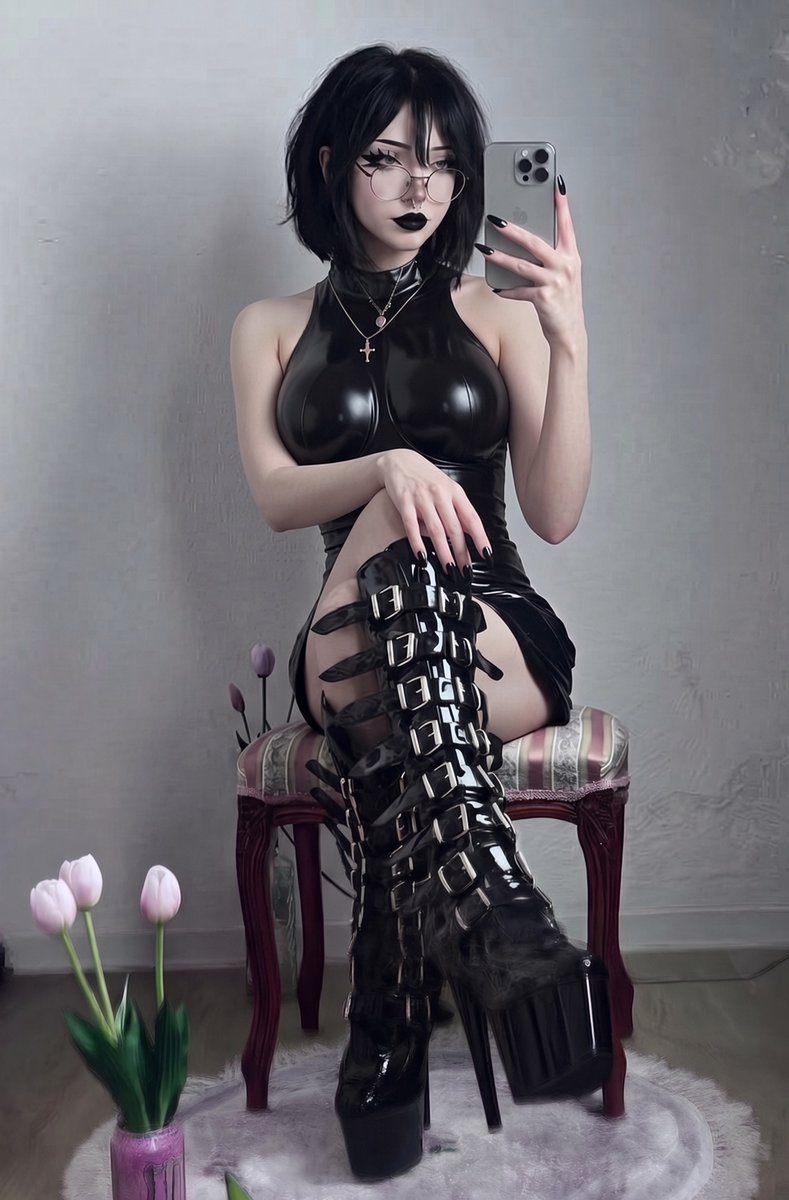 belli_goth's tweet photo. do u like latex? https://t.co/MZu0K3mH1U