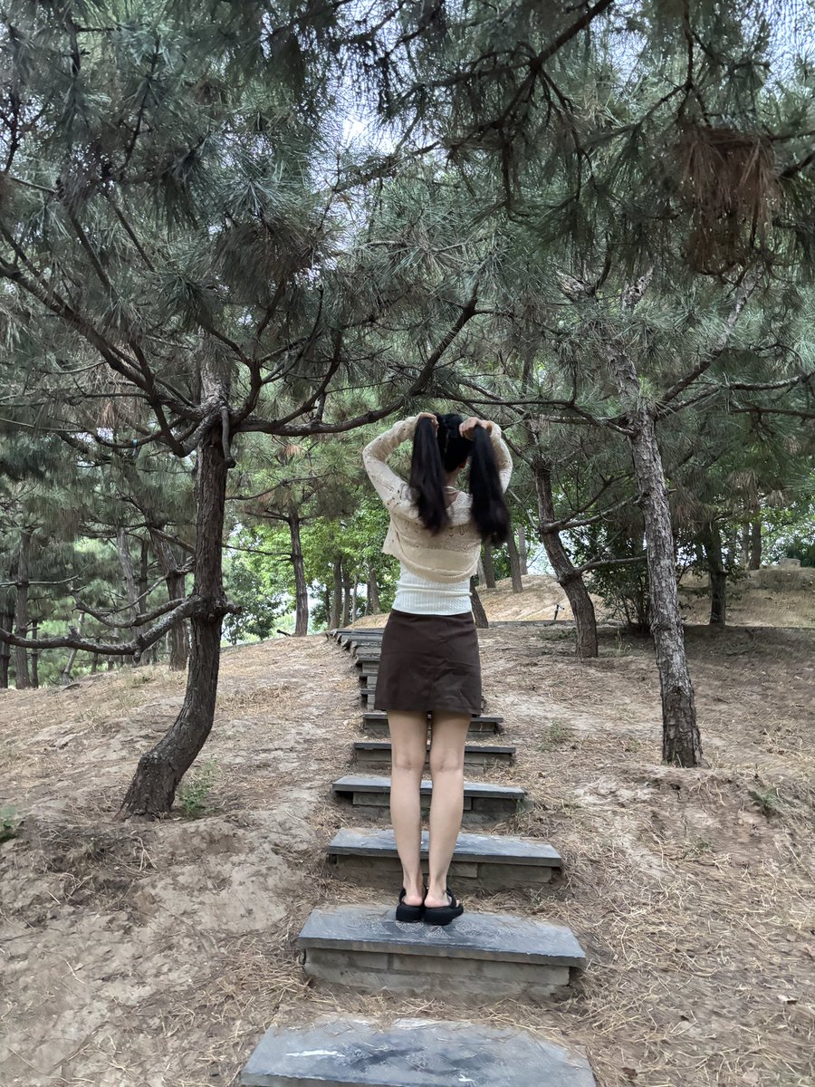 alphaxiaojinbao's tweet photo. 感谢一姐@heyibinance 这是我三天没有洗头的头发，头皮屑问题真的解决了，不过我买的是绿标的，奇怪的是我用了快三个月竟然长碎毛毛了！对于长期熬夜的人来讲头发不减反增是多么惊喜的一件事！大家可以尝试一下，不是广告，也没有广告费。 https://t.co/fzHFuxnLaT