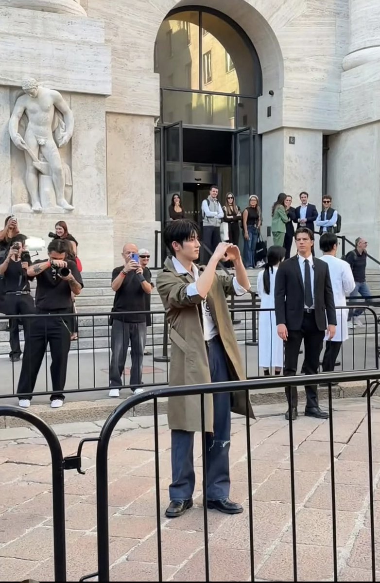 Linh74597711's tweet photo. Oh my god, Park Siwoo is here! He looks absolutely incredible today—so handsome and radiant. My heart has officially been stolen

SIWOO MILAN FASHION WEEK SS27

#PARKSIWOOMFWSS27
#PARKSIWOO
#박시우 https://t.co/QGbS1evj9o