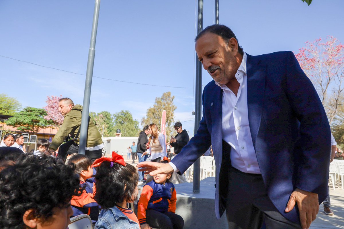 QuintelaRicardo's tweet photo. Alpasinche tiene un nuevo espacio para encontrarse, jugar y disfrutar. Inauguramos una plaza que construimos con mucho esfuerzo, una fuerte inversión provincial y mano de obra municipal, pensada para que las familias puedan disfrutar de un espacio recreativo seguro e inclusivo. La plaza cuenta con juegos infantiles y adaptados plantas autóctonas, luminarias y sistema de riego por aspersión. 
Además, acompañamos a 13 instituciones educativas San Blas de Los Sauces con 16 kits de robótica y 250 kits escolares para docentes que aportó la empresa productora de Pistachos Riojanos. 
Seguimos sumando obras y herramientas que mejoran la vida cotidiana y abren oportunidades en cada localidad de la provincia.