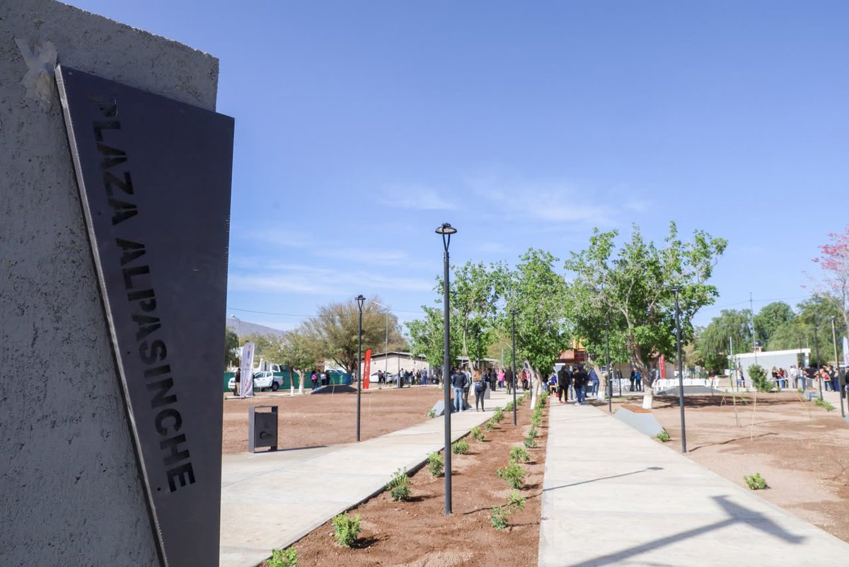 QuintelaRicardo's tweet photo. Alpasinche tiene un nuevo espacio para encontrarse, jugar y disfrutar. Inauguramos una plaza que construimos con mucho esfuerzo, una fuerte inversión provincial y mano de obra municipal, pensada para que las familias puedan disfrutar de un espacio recreativo seguro e inclusivo. La plaza cuenta con juegos infantiles y adaptados plantas autóctonas, luminarias y sistema de riego por aspersión. 
Además, acompañamos a 13 instituciones educativas San Blas de Los Sauces con 16 kits de robótica y 250 kits escolares para docentes que aportó la empresa productora de Pistachos Riojanos. 
Seguimos sumando obras y herramientas que mejoran la vida cotidiana y abren oportunidades en cada localidad de la provincia.