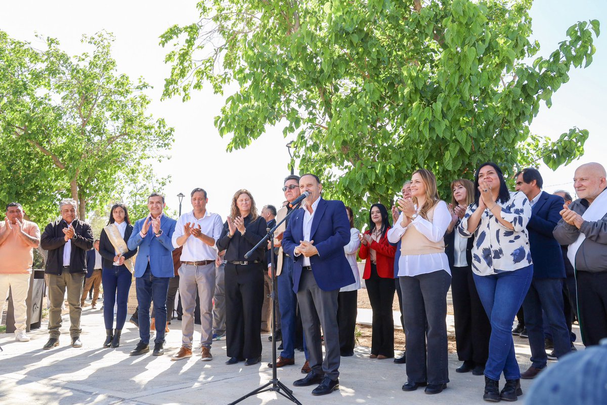 QuintelaRicardo's tweet photo. Alpasinche tiene un nuevo espacio para encontrarse, jugar y disfrutar. Inauguramos una plaza que construimos con mucho esfuerzo, una fuerte inversión provincial y mano de obra municipal, pensada para que las familias puedan disfrutar de un espacio recreativo seguro e inclusivo. La plaza cuenta con juegos infantiles y adaptados plantas autóctonas, luminarias y sistema de riego por aspersión. 
Además, acompañamos a 13 instituciones educativas San Blas de Los Sauces con 16 kits de robótica y 250 kits escolares para docentes que aportó la empresa productora de Pistachos Riojanos. 
Seguimos sumando obras y herramientas que mejoran la vida cotidiana y abren oportunidades en cada localidad de la provincia.