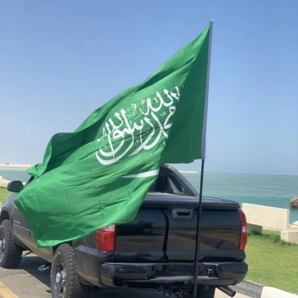 ALDOBnet's tweet photo. انتبه ‼️العلم مع سرعة الهواء علية مقاومة فتصير كانها  مظلة تسحبك إلى الخلف 

إذا كان العلم بمساحة 3×2 متر فعند سرعة 100 كم/س  تصل القوة  المؤثرة عليه إلى ما يقارب ربع طن من القوة

فانتبه لاينكسر ويطيح على احد او يلتف على كفر سيارة اثناء السير https://t.co/fF4LnvxfN6