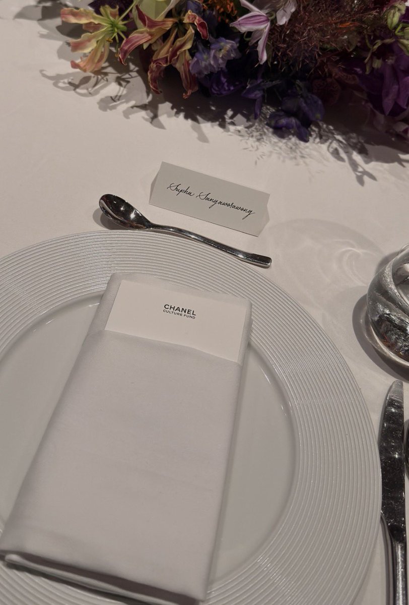 valcrazyforWE's tweet photo. BABY EST AT THE DINNER TABLE WITH HIS NAME TAG 🥺🤍
I feel so proud

“Supha Sangaworawong”

#est_rvp #CHANELxEST https://t.co/Uw91mFLYHS