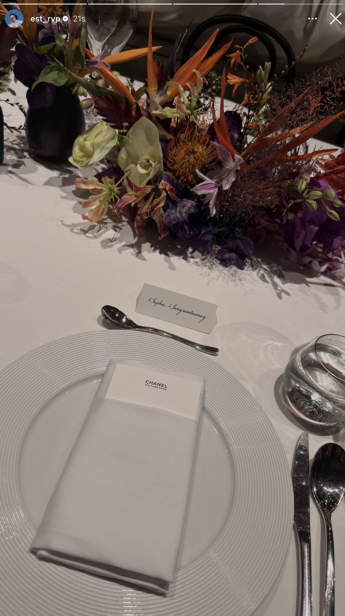 valcrazyforWE's tweet photo. BABY EST AT THE DINNER TABLE WITH HIS NAME TAG 🥺🤍
I feel so proud

“Supha Sangaworawong”

#est_rvp #CHANELxEST https://t.co/Uw91mFLYHS