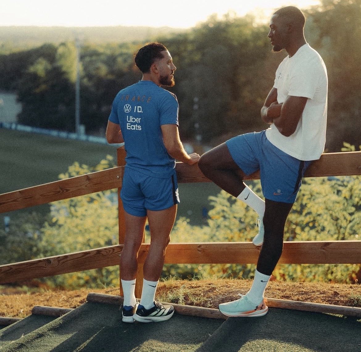 Mal33surX's tweet photo. Wsh depuis que zidane est là cherki il se croit dans une romance https://t.co/W6lSX6YOA0
