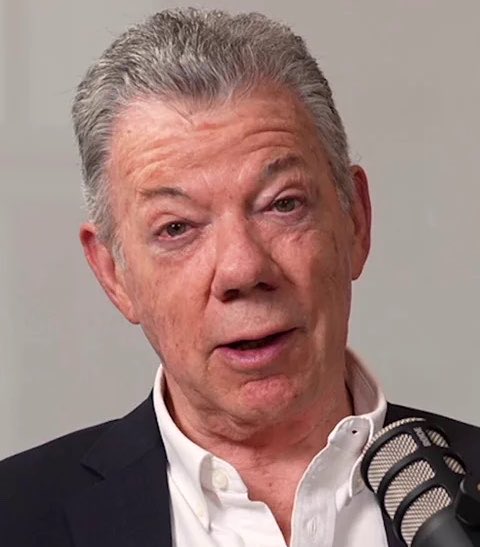 Black_ultra6's tweet photo. Este bulto de mierda 💩 @JuanManSantos fue lo peor que le pudo pasar a Colombia 🇨🇴 
@Tutina_deSantos @MartinSantosR @EstebanSantos10 

Cobarde, solapado entregó la seguridad del país, por un asqueroso Nobel. https://t.co/QoTC8hRe33