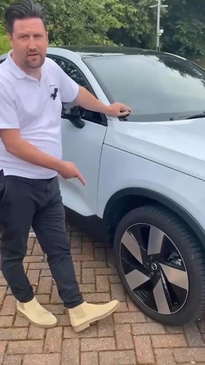 ArmandaTelolqq's tweet photo. JONNY IS BACK! This time with a unique review of the beautiful Volvo C40 Recharge. Want more reviews? Let us know which vehicles you’d like Jonny to rate, and we’ll do our best! https://t.co/VovbPG4SbP