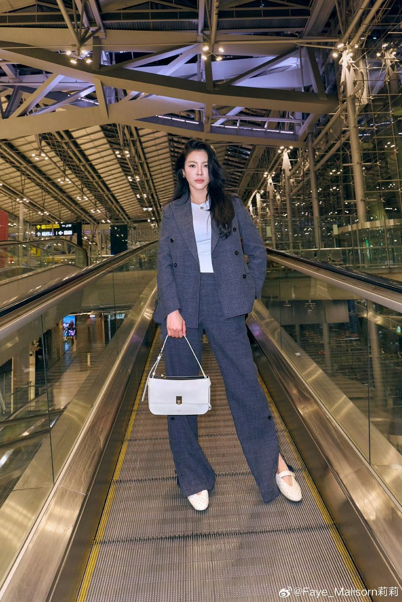 Fayemily_TH's tweet photo. P’Faye Weibo Update 
สวยไม่รู้ว่าจะอธิบายอย่างไงหมด

🖇️ https://t.co/IKfgLP92TU

@ferragamo
#FerragamoXFaye
#Ferragamo
#FerragamoSS27
#MilanFashionWeek
#FayePeraya https://t.co/tGeBzcPIQe