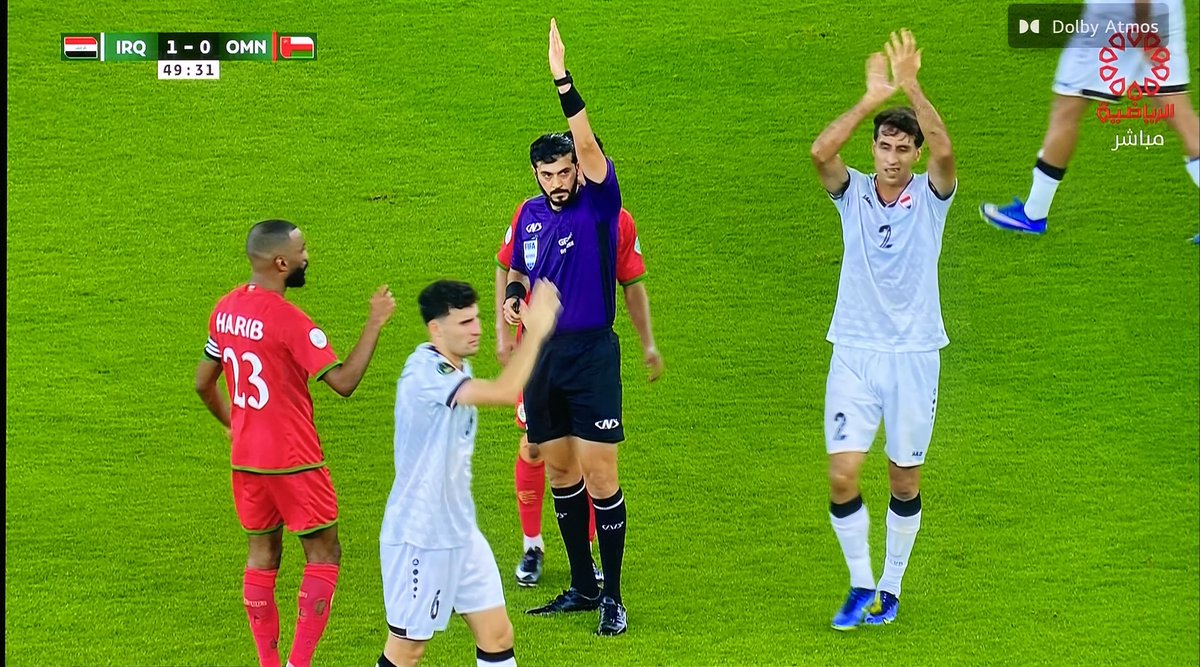 Mftrsx's tweet photo. من ناحية جاهزية القنوات الفضائية الناقلة لبطولة كأس الخليج تعتبر قناة الكويت الرياضية هي المميزة والوحيدة الداعمة لتقنية Dolby Atmos بخمس اتجاهات للصوت 5.1 مع معدل Bitrate بـ 448kb/s بجودة صوت عالية ، دعمها لهالتقنية كان من بطولة كأس الخليج الماضية

لكن جاهزية القناة ودعمها بحد ذاتها غير كافية اذا التقنية غير مدعومة على مستوى انتاج البطولة من المصدر

اما في جودة الصورة جميع القنوات الفضائية الناقلة تبث بنفس مواصفات البث تقريبا بدقة 1080i بعرض تداخلي مع 25 إطار والفرق بينهم فقط بالـ Bitrate اللي يكون كالآتي

ابو ظبي الرياضية ( 16.5mb/s )  
الكاس ( 13mb/s ) 
الكويت الرياضية ( 12mb/s ) 
الرياضية السعودية ( 10mb/s )