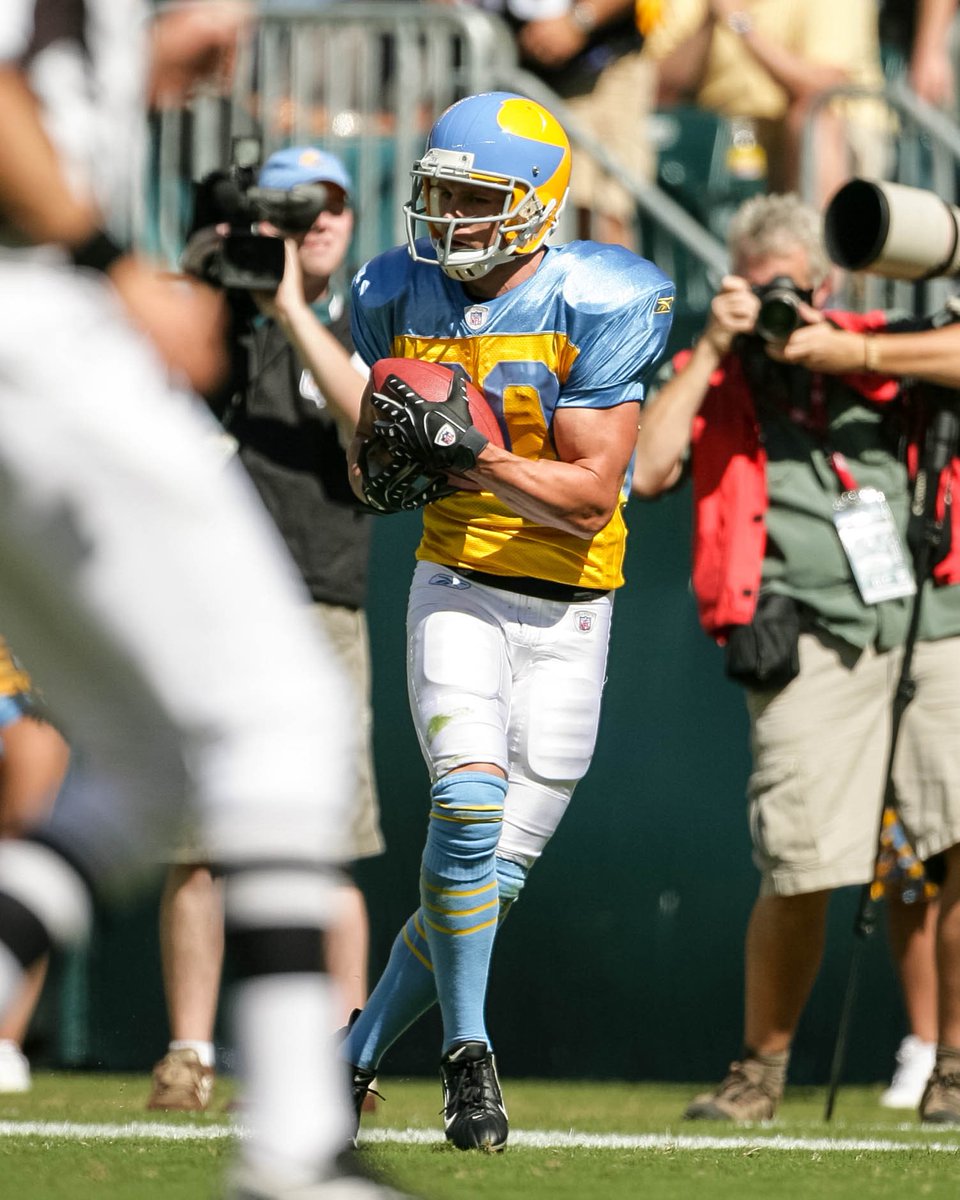 EaglesHistory's tweet photo. On this day in 2007, Kevin Curtis went for 221 yards and 3 TDs in our throwback uniforms https://t.co/izHZachIKK