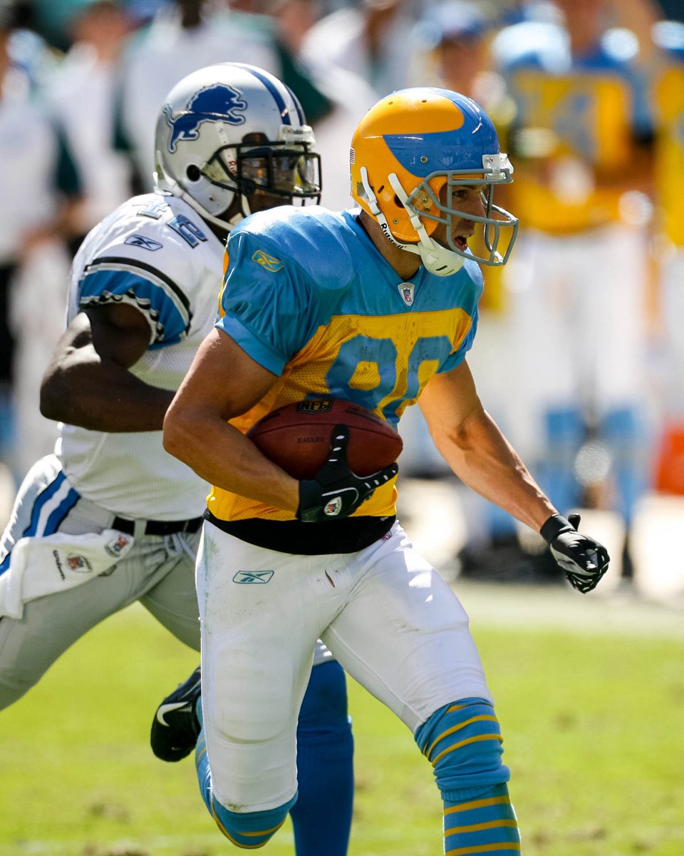 EaglesHistory's tweet photo. On this day in 2007, Kevin Curtis went for 221 yards and 3 TDs in our throwback uniforms https://t.co/izHZachIKK