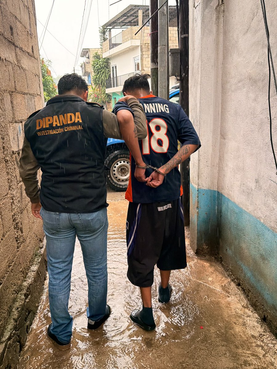 PNCdeGuatemala's tweet photo. En  San Pedro Ayampuc, investigadores de la #DIPANDA capturaron a Cristian “N”, de 19 años, alias “Aliro” y/o “Peligroso”, presunto integrante del Barrio 18 y distribuidor de droga. Se le incautaron 73 bolsas con marihuana.

#EstamosCumpliendo
#ProtegerYServir https://t.co/2BuY1qOotW