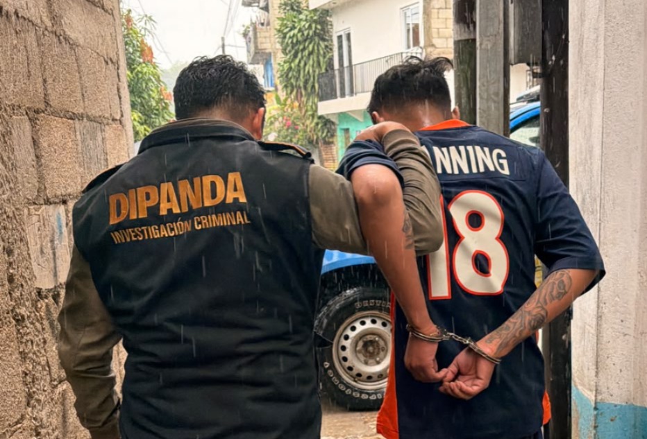 PNCdeGuatemala's tweet photo. En  San Pedro Ayampuc, investigadores de la #DIPANDA capturaron a Cristian “N”, de 19 años, alias “Aliro” y/o “Peligroso”, presunto integrante del Barrio 18 y distribuidor de droga. Se le incautaron 73 bolsas con marihuana.

#EstamosCumpliendo
#ProtegerYServir https://t.co/2BuY1qOotW