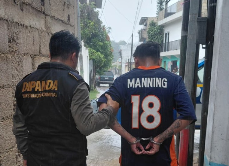 PNCdeGuatemala's tweet photo. En  San Pedro Ayampuc, investigadores de la #DIPANDA capturaron a Cristian “N”, de 19 años, alias “Aliro” y/o “Peligroso”, presunto integrante del Barrio 18 y distribuidor de droga. Se le incautaron 73 bolsas con marihuana.

#EstamosCumpliendo
#ProtegerYServir https://t.co/2BuY1qOotW