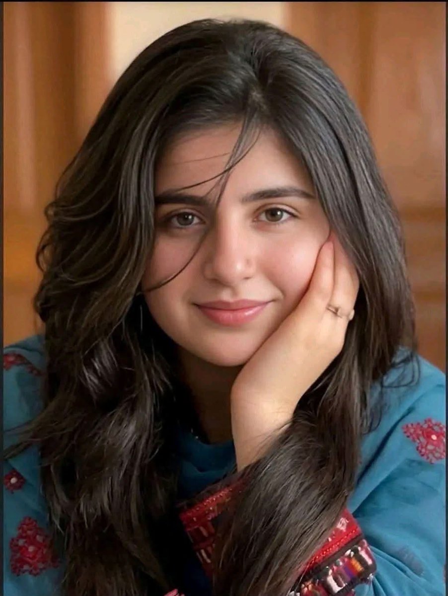 Arya07__'s tweet photo. شوخی، شباب، حسن، تبسم، حیا کے ساتھ
دِل لے لیا ہے آپ نے ، کس کس ادا کے ساتھ

ہر لمحہ مانگتے ہیں دعا دیدِ یار کی
یادِ بتاں بھی دل میں ہے ، یادِ خدا کے سات

افشائے رازِ عشق کا ، مجھ سے ہو کیا گِلہ
کیا تم چھپا سکے ہو اسے ، اس حیا کے ساتھ

دل کامیاب ہے نہ نظر باریاب ہے
پالا پڑا ہے عشق میں،  کس بے وفا کے ساتھ

اے محتسب! ہمارے گنہ ہیں بجا، مگر
رحمت کا باب کھلتا ہے ہر اک خطا کے ساتھ
🖤🌝🥀