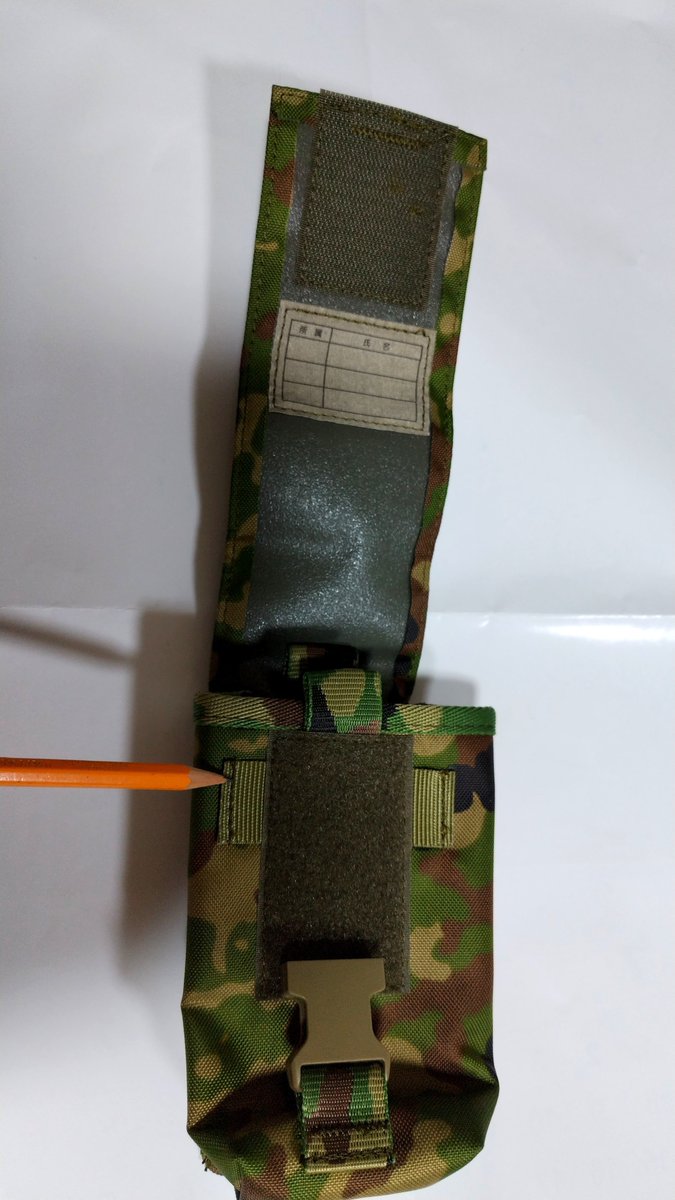 karasigotyo's tweet photo. 【装備品余談】
新型弾のうはバンジーコード等でを通し弾倉を押さえる機能がある。ゴムは劣化する事が前提なので弾のうに直接縫込まず、また補給区分だと予備ゴムの調達は遅くなると判断し部隊毎「消耗品」として請求出来る様にするためバンジーコードの取り外し式とした。
(PXJoshima様の複製で再現) https://t.co/tqGuBK1Zuh