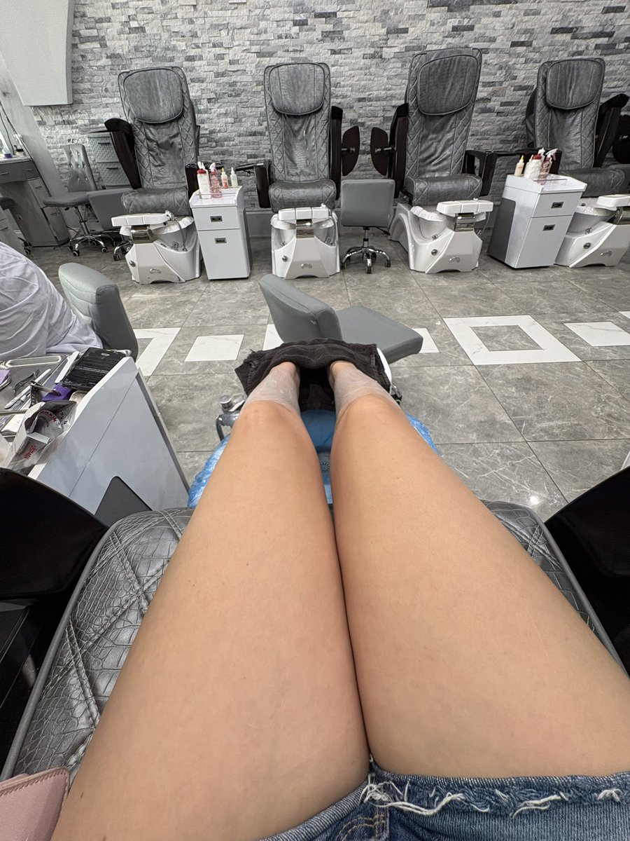 Sam248407881075's tweet photo. Who likes pretty feet?!! https://t.co/zZ7hyzMdMF