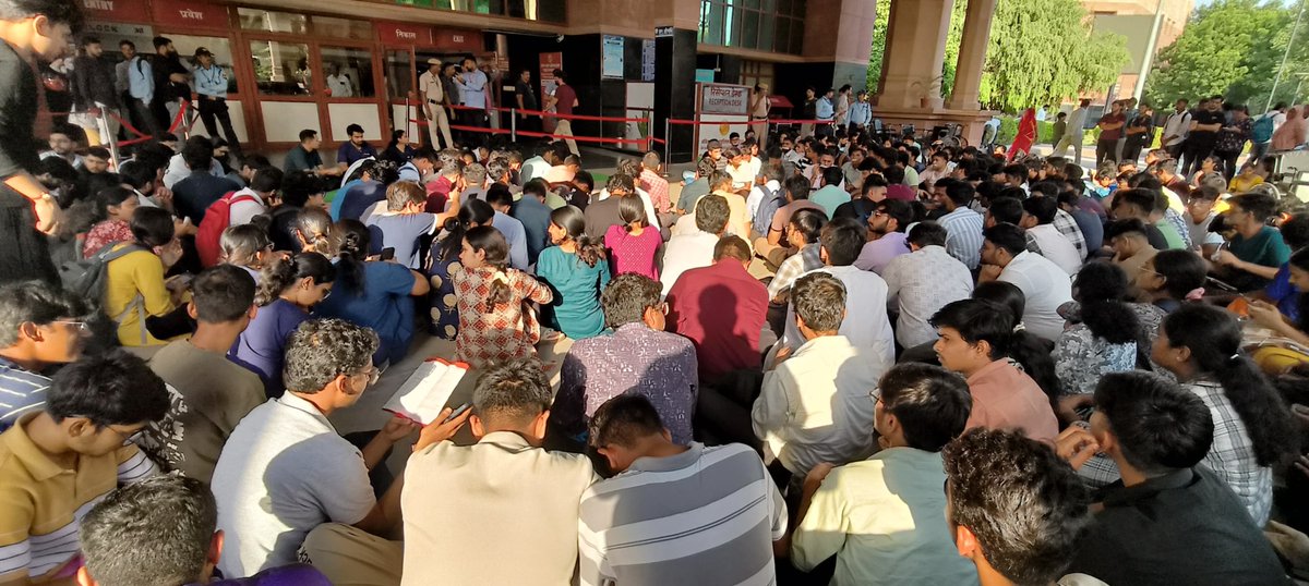 KaviprasadK's tweet photo. We the Residents of AIIMS jodhpur going on indefinite Protest excluding emergency services till our plights are heard and addressed.
Take accountability and deliver the needed justice for the lost soul.

#Aiims_jodhpur 
#RDA_AIIMS_JDH https://t.co/EZwK9QHysr