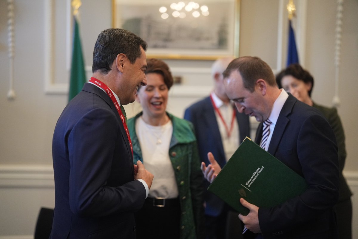 JuanMa_Moreno's tweet photo. Productiva reunión de la Conferencia de Presidentes del @EU_CoR con el ministro de Administración Local y Planificación de Irlanda, John Cummins, en Dublín.

La Presidencia irlandesa de la UE es una gran oportunidad para reforzar el peso de las regiones en el futuro de Europa. https://t.co/D5LPql4RQV