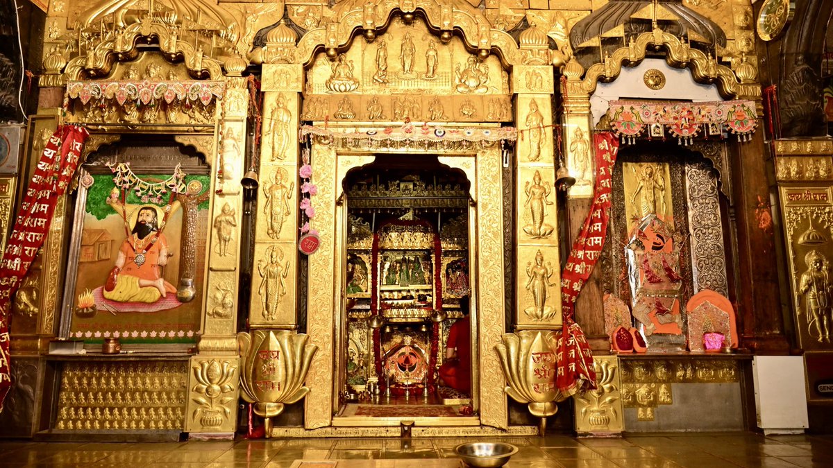 KumariDiya's tweet photo. बालाजी महाराज की जय!

आज चूरू जिले के विश्व प्रसिद्ध सालासर धाम में श्री बालाजी महाराज के पावन दर्शन एवं विधिवत पूजा-अर्चना कर आशीर्वाद प्राप्त किया।

संकटमोचन श्री बालाजी महाराज से समस्त प्रदेशवासियों के सुख-समृद्धि, शांति एवं मंगलमय जीवन की प्रार्थना की। बालाजी महाराज की कृपा से राजस्थान निरंतर प्रगति एवं विकास के पथ पर अग्रसर हो, यही मंगलकामना करती हूं।