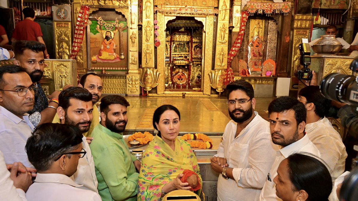KumariDiya's tweet photo. बालाजी महाराज की जय!

आज चूरू जिले के विश्व प्रसिद्ध सालासर धाम में श्री बालाजी महाराज के पावन दर्शन एवं विधिवत पूजा-अर्चना कर आशीर्वाद प्राप्त किया।

संकटमोचन श्री बालाजी महाराज से समस्त प्रदेशवासियों के सुख-समृद्धि, शांति एवं मंगलमय जीवन की प्रार्थना की। बालाजी महाराज की कृपा से राजस्थान निरंतर प्रगति एवं विकास के पथ पर अग्रसर हो, यही मंगलकामना करती हूं।