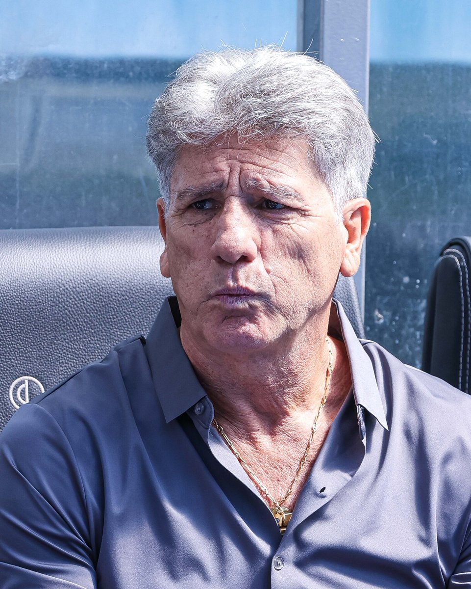GremioInfo_'s tweet photo. 🚨 Jogadores do Grêmio pedem ao técnico Renato Portaluppi para aumentar a carga de treinos em relação à antiga comissão técnica. 

Segundo alguns atletas, a metodologia de Luís Castro era de atividades curtas e tardias. Geralmente, as sessões começavam por volta das 11h e duravam aproximadamente 45 minutos. Desta forma, os conceitos de jogo e rendimento físico não eram aproveitados.

Renato tem feito conversas com todo o elenco, e também de forma isolada. A ênfase nesta parada será a parte física do grupo de jogadores. 

🗞 @saimonrb (GZH)
📸 Willian Abi