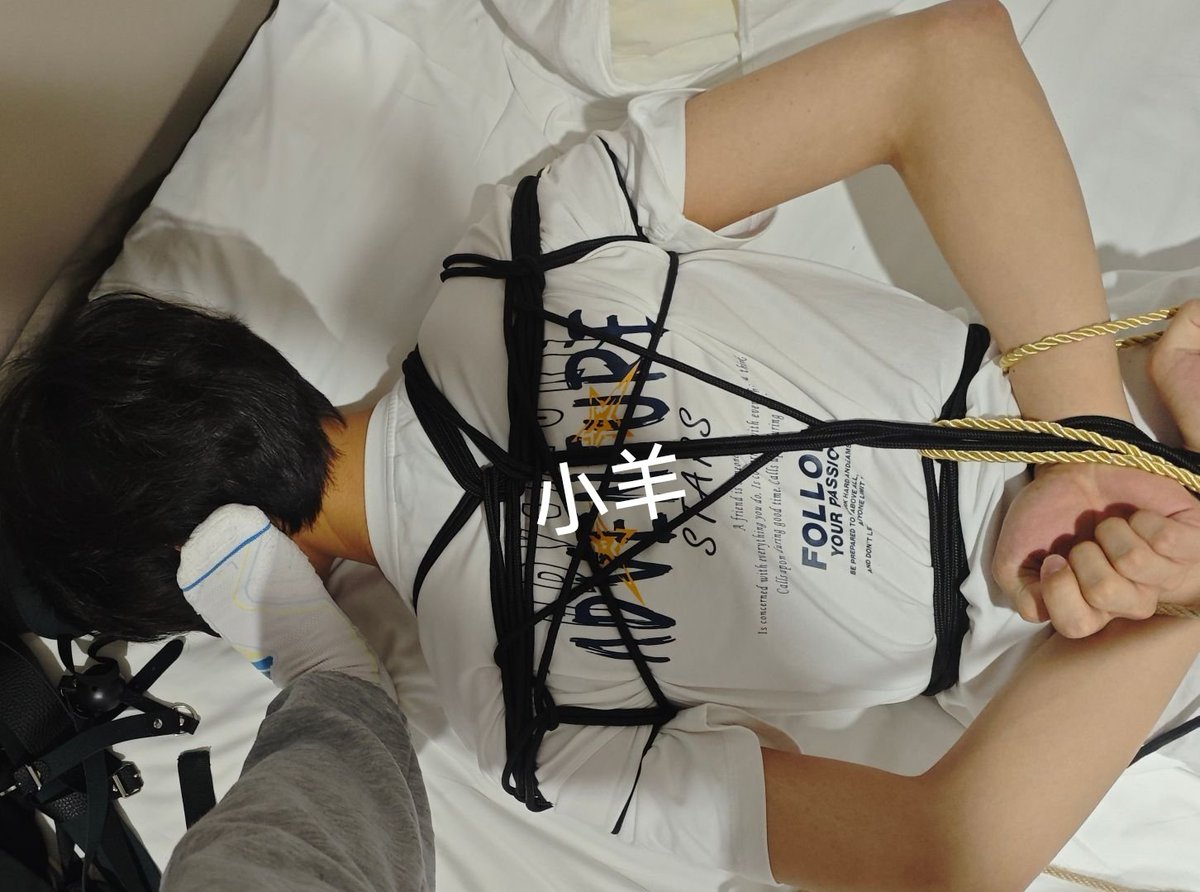 fbkpgp's tweet photo. 好想调教（被调教也行……）白袜细狗帅哥，如果能玩到我宁愿吃漂亮饭嘻嘻嘻 https://t.co/JXhqWg4kwZ