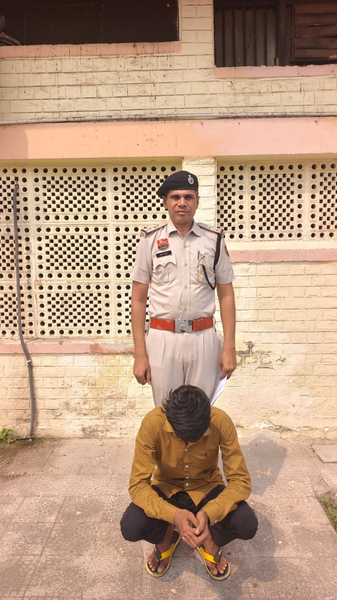 FBDPolice's tweet photo. 🚨 साइबर ठगी के 2 मामलों में 5 गिरफ्तार!

फरीदाबाद पुलिस ने निवेश के नाम पर ₹3,21,999 की ठगी के मामले में 4 आरोपितों को गिरफ्तार किया। वहीं KYC के नाम पर APK फाइल भेजकर ₹97,000 की ठगी में 1 खाताधारक गिरफ्तार किया गया।

#FaridabadPolice #CyberCrime #CyberFraud https://t.co/QyVxDapHSn