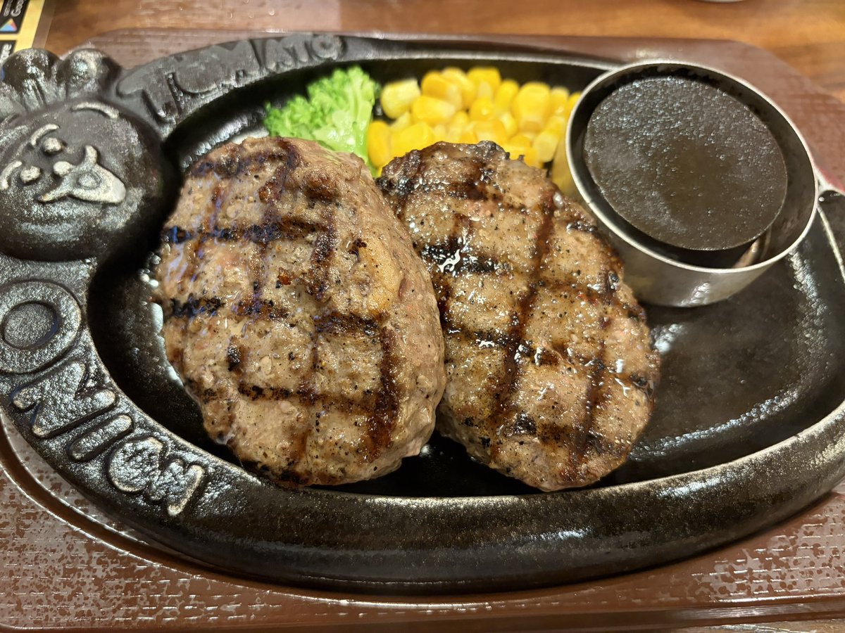 hirokitt_2000's tweet photo. 爆弾💣ハンバーグ♡
ジューシーな肉汁がたっぷりだけどしつこくない！
旨味た〜っぷりでペロリでした(o^^o)
美味しかったです！

#爆弾ハンバーグ https://t.co/Z0h5zRIcBf