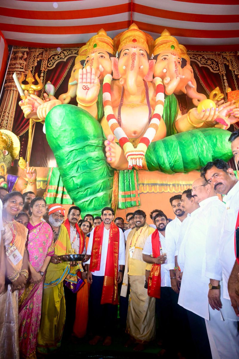 Kurrabhai's tweet photo. విజయవాడ భవానీపురంలో డూండి గణేష్ సేవా సమితి ఆధ���వర్యంలో అత్యంత వైభవంగా నిర్వహిస్తున్న వినాయక నవరాత్రి ఉత్సవాల్లో పాల్గున్న నారా లోకేష్ గారు . https://t.co/yLsQ6vIOf6
