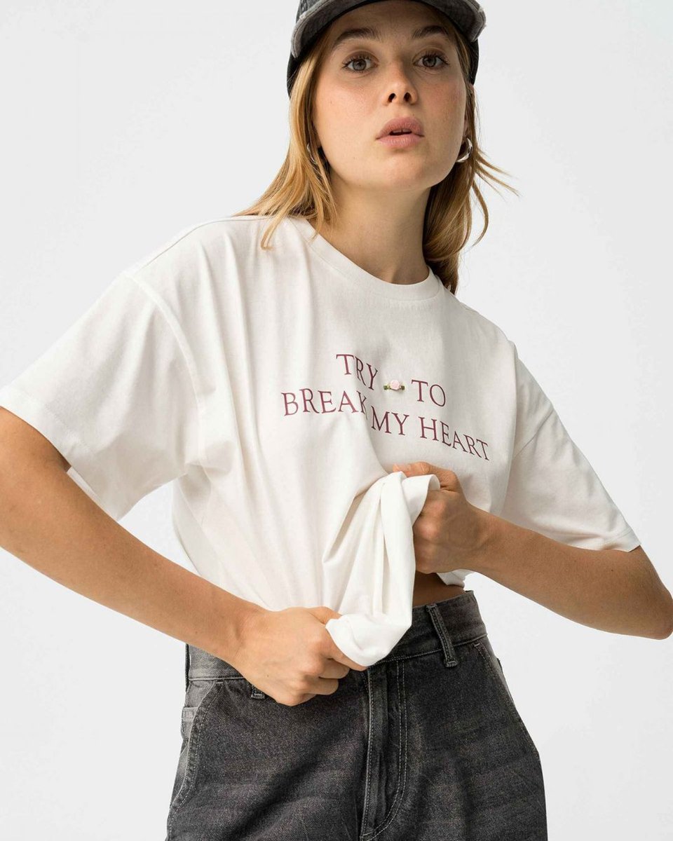 bestclothes's tweet photo. Polonia T-shirt 🖤
Try to brake my heart — för dig som bär din attityd högt. Vågar du? 🔥
 #Streetstyle #TeenStyle #OOTD #FashionMood #tiffosi #bestclothes https://t.co/7SAEWp7tSd