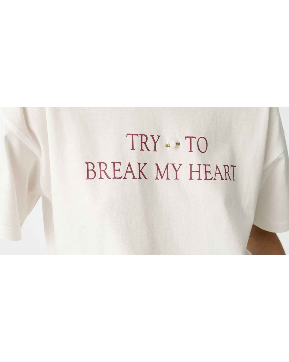 bestclothes's tweet photo. Polonia T-shirt 🖤
Try to brake my heart — för dig som bär din attityd högt. Vågar du? 🔥
 #Streetstyle #TeenStyle #OOTD #FashionMood #tiffosi #bestclothes https://t.co/7SAEWp7tSd
