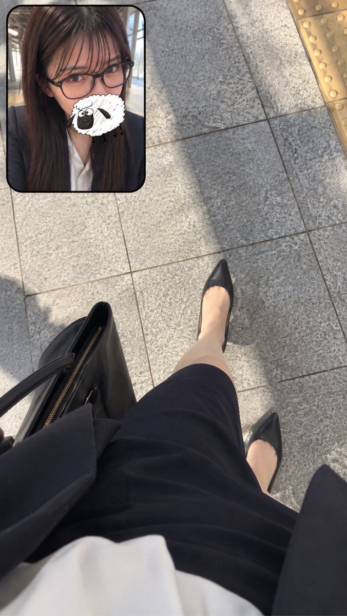 v0ramu0v's tweet photo. おはようございます☀️🐏

今日は電車通勤だよ🚃

となりに座ってたら気づくかな？💭🤭 https://t.co/2N9pdeI1IF