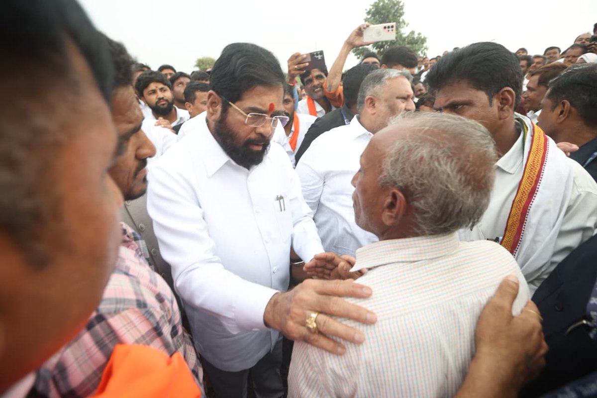 MahaDGIPR's tweet photo. 📍 बुलढाणा
पावसातील खंड आणि प्रतिकूल हवामानामुळे जिल्ह्यातील पिकांचे मोठ्या प्रमाणात नुकसान झाले असून, बळीराजाच्या पाठीशी शासन खंबीरपणे उभे आहे, अशी ग्वाही उपमुख्यमंत्री एकनाथ शिंदे यांनी दिली. त्यांनी #खामगाव तालुक्यातील कलोरी तसेच मोताळा तालुक्यातील खडकी खामखेड, रोहिनखेड व टाकळी येथे शेतांच्या बांधावर जाऊन पाहणी करत शेतकऱ्यांशी संवाद साधला आणि त्यांच्या अडचणी जाणून घेतल्या.

शेतकऱ्यांनी सोयाबीनसह विविध पिकांचे मोठ्या प्रमाणात नुकसान झाल्याचे सांगितले. काही ठिकाणी  १०० टक्के नुकसान होऊन शेंगांमध्ये दाणे भरले नसल्याची व्यथा त्यांनी मांडली. पीक नुकसानीचे पंचनामे करण्याचे आदेश देण्यात आले असून, कार्यवाही वेगाने सुरू आहे. दुष्काळसदृश परिस्थितीच्या पार्श्वभूमीवर पीक विमा व शासकीय मदतीबाबत शासन सकारात्मक असून योग्य ती मदत देण्यात येईल, असे उपमुख्यमंत्री  शिंदे यांनी स्पष्ट केले.

केंद्राच्या ‘प्रधानमंत्री किसान सन्मान निधी’सह राज्य शासनाच्या विविध योजनांतून शेतकऱ्यांना मदत केली जात असून, केंद्राकडून राज्याला आवश्यक ती भरीव मदत मिळवून देण्यासाठी प्रयत्न करण्यात येतील. संकटाच्या काळात शेतकऱ्यांनी टोकाचे पाऊल उचलू नये, त्यांच्या अडचणी सोडविण्यासाठी आवश्यक ती कार्यवाही केली जाईल, तसेच शेतकऱ्यांच्या मुलांच्या शिक्षणासाठीही आवश्यक मदत करण्याची ग्वाही उपमुख्यमंत्री शिंदे यांनी दिली.

यावेळी मृद व जलसंधारण मंत्री संजय राठोड, कामगार मंत्री आकाश फुंडकर, आमदार संजय गायकवाड, स्थानिक लोकप्रतिनिधी, प्रशासकीय अधिकारी तसेच परिसरातील शेतकरी उपस्थित होते.
@mieknathshinde
@SanjayDRathods
@advakash

#दुष्काळ
#शेतकरी 
#FarmerSupport 
#Agriculture