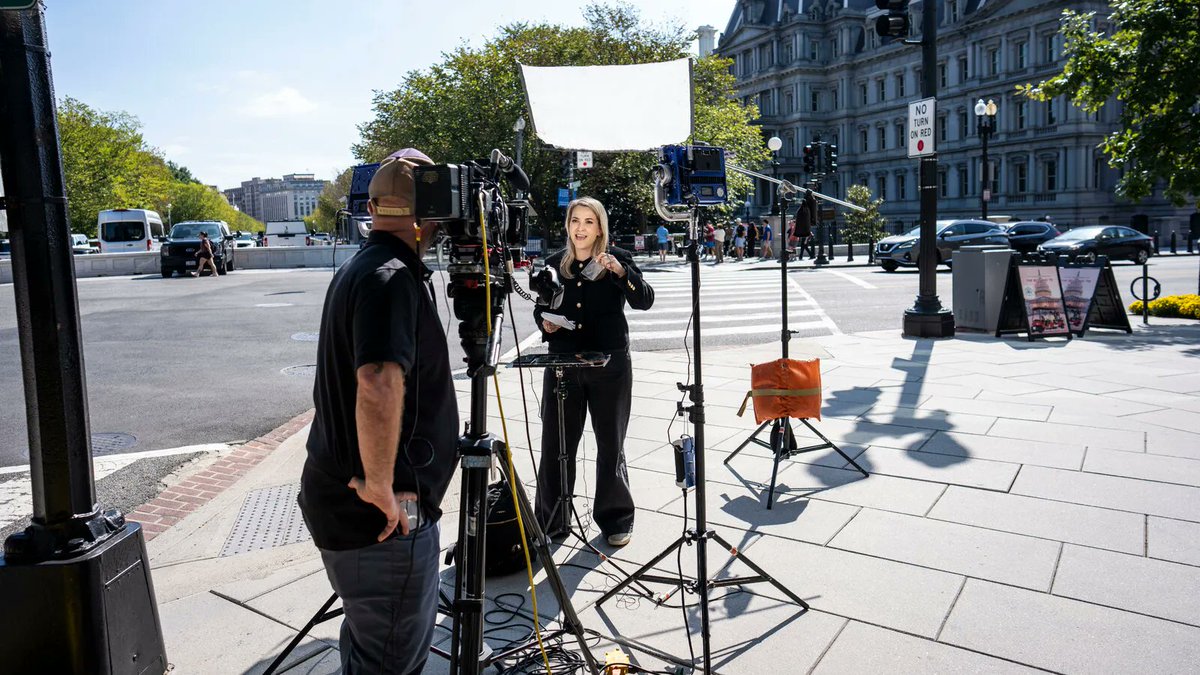 RealPNavarro's tweet photo. 🧵 Last Friday, President Trump shut the White House door on CNN, MSNOW and Politico over what he described as fabricated reporting.

By Sunday, the President had vanished from America’s live TV screens.
You might assume one of those outlets was responsible. You’d be wrong.

It was FOX.
