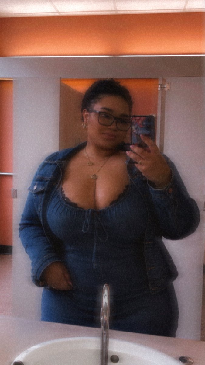 ajademe's tweet photo. just another day of being pretty on company time 🙂‍↔️💋 https://t.co/Gnva3gEPyI