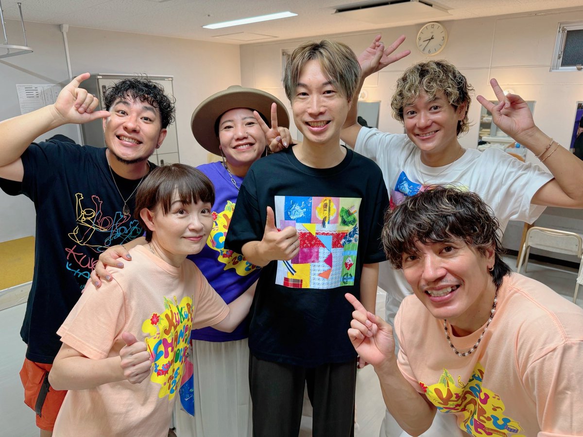 nissy0222's tweet photo. HY KUKURU CHANPURU TOUR2本目
@千葉 成田国際文化会館 大ホール
で🎹サポートさせて頂きました。
天候が気になる日々でしたが無事に公演が開催されて本当によかったです！
盛り上がりましたね！

そして、数ヶ月前に、HYの事務所の社長様からHYへのシークレット企画でHYのキセキという本をツアー初日に御本人達にプレゼントをしたいとの事で本に掲載される文章を書いてほしいとの事で僭越ながら文章を寄稿させて頂きました。ずっと思っていてもちょっぴり恥ずかしくて言葉にできない想いを書かせてもらう機会を頂けて本当に感謝しています。
他の方々の文章を拝読して、多くの人達を笑顔にするパワーの裏側には、様々な楽しいだけではない経験の裏打ちがあり、だからこそ人の痛みがわかり温かい曲が生まれステージであんなにみんなを元気にできるのだなあと思いました。
これからもずっとHYでいて下さいね！